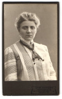 Fotografie Chr. Hansen, Schleswig, Lollfuss 98 B, Junge Dame In Modischer Kleidung  - Anonymous Persons