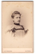 Fotografie J. P. Ehlers, Altona, Königstr. 220, Junge Dame Im Hübschen Kleid  - Anonieme Personen