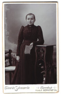 Fotografie Heinrich Schmorrde, Herrnhut, Junge Dame Im Taillierten Schwarzen Kleid Mit Einem Buch In Der Hand  - Anonieme Personen