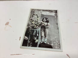 Bonne Et Heureuse Année, Meilleurs Vœux Enfants Filles, Debout Sur Un Tabouret Avec Des Fleurs Carte Postale - Nouvel An