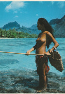 TAHITI FILLES DES MERS DU SUD  PECHE À TAHITI FEMME NUE   PHOTO TEVA SYLVAIN - Polynésie Française