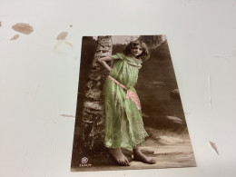 Carte Postale, Enfant, Fille Contre Un Arbre Avec Une Robe Verte, Pieds Nus 1900 - Other & Unclassified