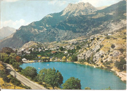 LA ROCHE-de-RAME (05) Vue Générale Du Lac Et Du Village - Au Fond , Les Aiguilles Et Le Pelvoux En 1972  CPM  GF - Autres & Non Classés
