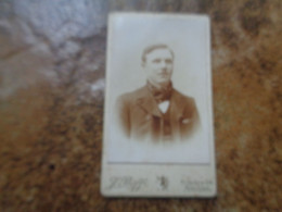 CDV  Carte Photo  Antique  /  Kabinetfoto  /  CDV Photo Card { 6,3 Cm X 10,3 Cm } - Oud (voor 1900)