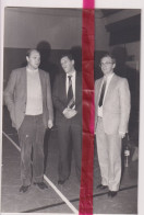 Foto Persfoto - Maldegem - Volleybal , Trainer Roger Maes & Voorzitter Luc Constant Met Johan De Roo - Ca 1980 - Zonder Classificatie