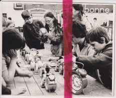 Foto Persfoto - Maldegem - Chiro Met Klokken - Ca 1980 - Zonder Classificatie