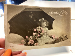 Bonne Fête, Enfants Fille, Assis Sur Un Grand Parapluie Avec Des Fleurs - Sonstige & Ohne Zuordnung