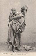 CARTE POSTALE ORIGINALE ANCIENNE : BEDOUINE ET SON ENFANT FEMME NOMADE ARABE DU SAHARA  ALGERIEN - Donne