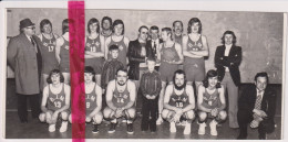 Foto Persfoto - Maldegem - Basketbal , Nieuwe Matchbal Door Bierhandel Eddy De Clercq  - Ca 1980 - Ohne Zuordnung