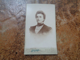 CDV  Carte Photo  Antique  /  Kabinetfoto  /  CDV Photo Card { 6,3 Cm X 10,3 Cm } - Ancianas (antes De 1900)