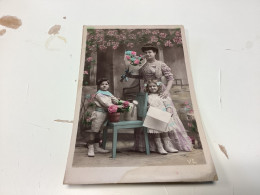Photo, Carte Femme Avec Ses Enfants Bouquet De Fleurs à La Main Fille Garçon - Groupes D'enfants & Familles