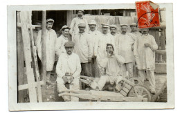 CPA  PHOTOGRAPHIE     1911      GROUPE D HOMMES EN TENUES DE TRAVAIL - Fotografía