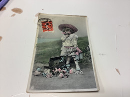 Carte Postale, Enfants, Fille, Main à La Bouche, Brouette Renversée Avec Des Fleurs - Sonstige & Ohne Zuordnung