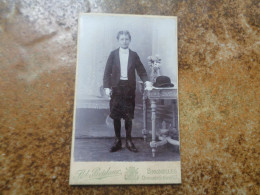 CDV  Carte Photo  Antique  /  Kabinetfoto  /  CDV Photo Card { 6,3 Cm X 10,3 Cm } - Old (before 1900)