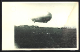 Foto-AK Luftschiff Graf Zeppelin über Einer Wiese  - Zeppeline