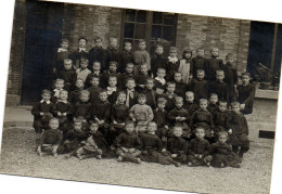 CPA  PHOTOGRAPHIE     1907     ECOLE   GROUPE D ENFANTS GARCONS - Fotografía