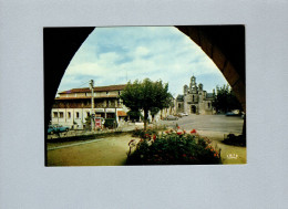 Villefranche Du Périgord (24) : La Place Et L'église - Otros & Sin Clasificación