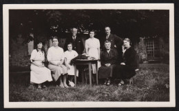 Jolie Photographie Portrait De Famille Posant à L'extérieur à NOIZAY En 1938, Indre Et Loire, 7 X 11,4 Cm - Lieux