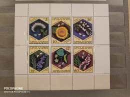 1987	Bulgaria	Flowers 29 - Unused Stamps