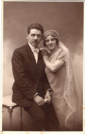 Carte Photo D'un Couple De Marier élégant Posant Dans Un Studio Photo - Anonymous Persons