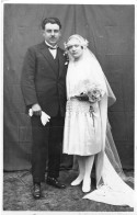 Carte Photo D'un Couple De Marier élégant Posant Dans Un Studio Photo En 1927 - Personnes Anonymes