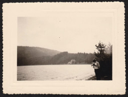 Jolie Photographie D'une Femme Et Son Appareil Photo Au Lac-d'Issarlès En Ardèche Auvergne Rhones Alpes 1955, 10,3x7,8cm - Lugares