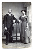 Carte Photo D'un Couple élégant Posant Dans Un Studio Photo Vers 1910 - Personnes Anonymes