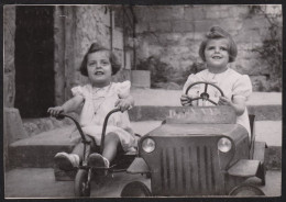 Jolie Photographie De Deux Petites Filles Dans Des Voitures à Pédales, Automobile, Jeep, Années 50, 11,8x8,1cm - Automobili
