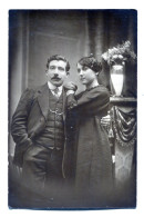 Carte Photo D'un Couple élégant Posant Dans Un Studio Photo Vers 1915 - Personnes Anonymes