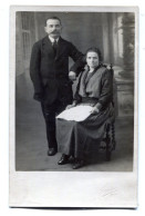 Carte Photo D'un Couple élégant Posant Dans Un Studio Photo Vers 1930 - Anonymous Persons