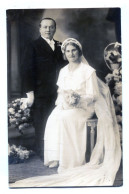 Carte Photo D'un Couple élégant Posant Dans Un Studio Photo Vers 1930 - Anonieme Personen