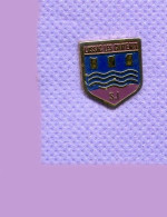 Rare Pins Lussac Les Chateaux  Vienne   P105 - Ciudades