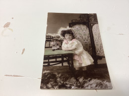 Carte Postale, Enfant, Fille Contre Une Chaise - Retratos