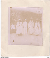 PHOTOGRAPHIE COLONIAL ET SON CASQUE AVEC DES REPRESENTANTS AUTOCHTONES - Oud (voor 1900)