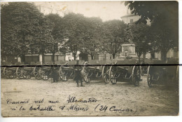 Carte Photo. CPA. D90. Belfort . Cannons Pris Aux Allemands A La Bataille D’Altkirch ?  Soldats , Statue - Belfort - Ciudad