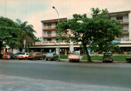 CPM - PORT-GENTIL - Immeuble Sogalivre (voitures) - Photo J.Trolez - Edition Tropic Foto - Gabon