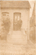 Carte Photo D'un Couple élégant Posant Sur Le Seuil De Sa Maison Vers 1905 - Anonieme Personen
