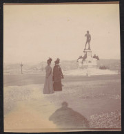 Jolie Photographie Circa 1900, Florence, Firenze, Deux Femmes Près Statue Piazza Michelangelo, Italie 8,3x9,2 Cm - Lieux