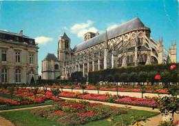 18 - Bourges - La Cathédrale Saint Etienne - Les Jardins De L'Evêché - L'Hotel De Ville - Fleurs - CPM - Voir Scans Rect - Bourges