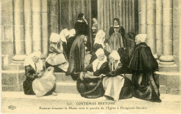 29 - Costumes Bretons /  Femmes écoutant La Messe Sous Le Porche De L'église à Plougastel-Daoulas - Plougastel-Daoulas