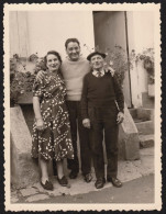 Jolie Photographie De Famille Prise En 1955 à Chantelle, Allier, Auvergne Rhône Alpes, Généalogie, 10,6x8 Cm - Lugares