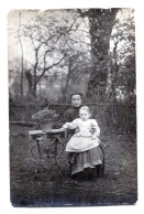 Carte Photo D'une Femme élégante Avec Sa Petite Fille Posant Assise Dans Leurs Jardin Vers 1910 - Personnes Anonymes