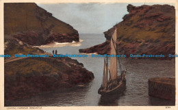 R157381 Leaving Harbour Boscastle - Monde