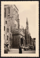 Jolie Photo Animée Voiture Et Passants Devant L'Eglise Et La Chapelle Du Pénity De Locronan Finistère Bretagne 6,5x9,6cm - Lieux