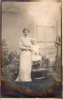 Carte Photo D'une Femme élégante Avec Sa Petite Fille Posant Devant Leurs Maison Vers 1910 - Personas Anónimos