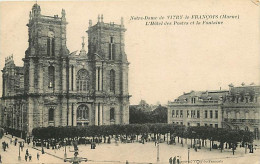 51 - Vitry Le François - Eglise Notre Dame - L'Hôtel Des Postes Et La Fontaine - Voyagée En 1917 - CPA - Voir Scans Rect - Vitry-le-François