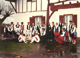 Folklore - Pays Basque - Briscous - Groupe Folklorique Oinak-Arin - CPM - Voir Scans Recto-Verso - Vestuarios