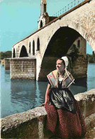 84 - Avignon - Jeune Avignonnaise En Costume De Comtadine Devant Le Pont Saint Bénézet - Folklore - CPM - Voir Scans Rec - Avignon