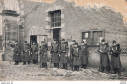 A LA CASERNE LA PARADE DE GARDE - Casernes