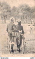 COUPLE FAISANT DU VELO AU BOIS - Paare